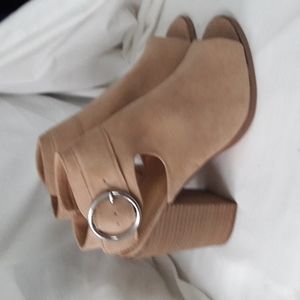 Express Shoes Peep toe Buckle side High Heels Tan Size 9. New